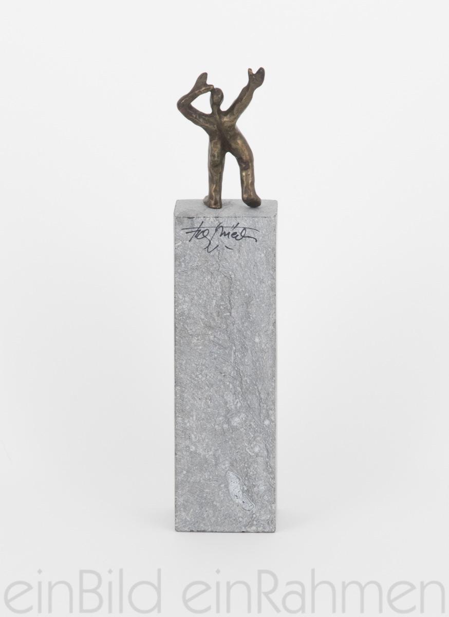 Handgegossene Bronzestatue auf Blausteinsockel von dem Bildhauer Francis Méan in der Kunstgallerie einBild einRahmen